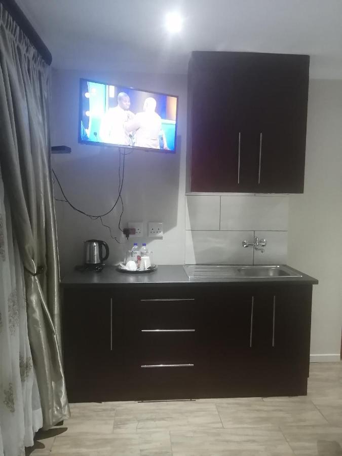 Lala Poa Guest House Klerksdorp Bagian luar foto