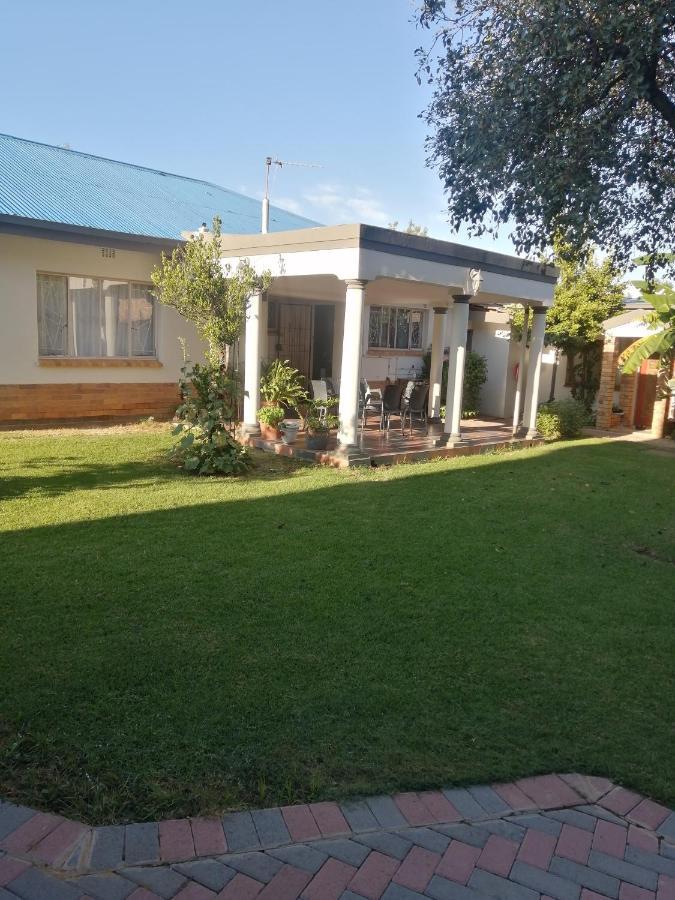 Lala Poa Guest House Klerksdorp Bagian luar foto