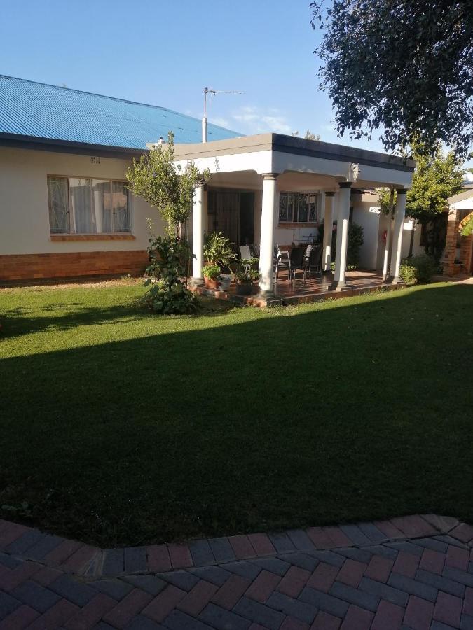 Lala Poa Guest House Klerksdorp Bagian luar foto