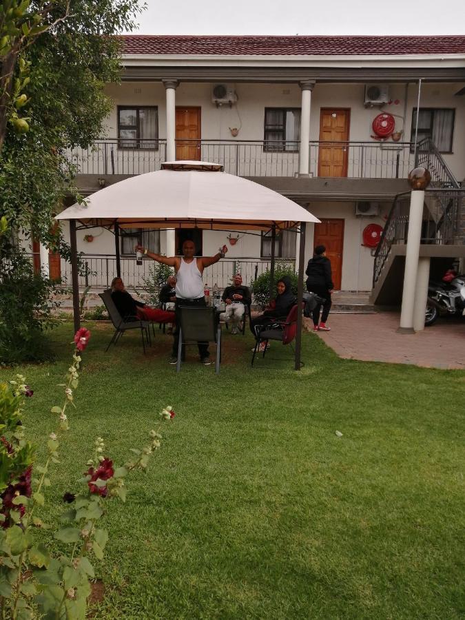 Lala Poa Guest House Klerksdorp Bagian luar foto